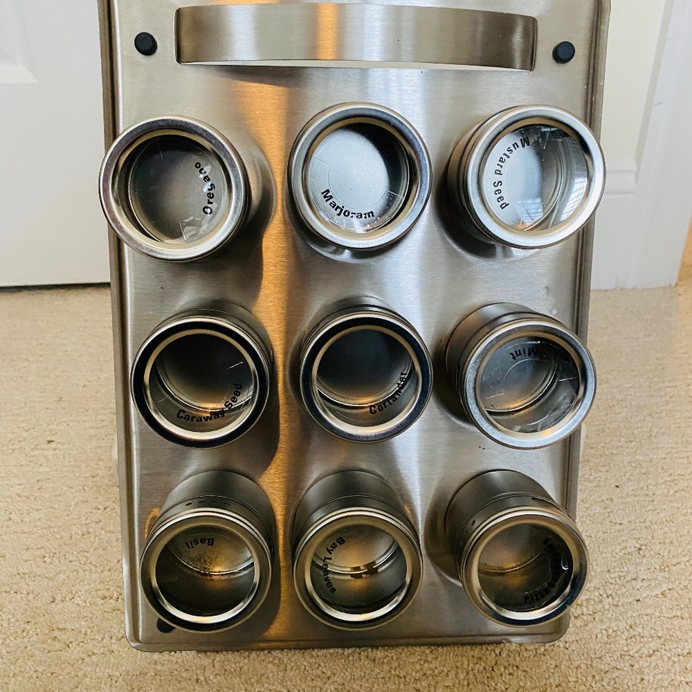 Magnetic spice organizer